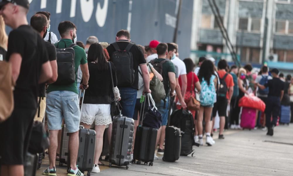 Συνωστισμός στο λιμάνι του Πειραιά - Όπου φύγει φύγει οι αδειούχοι